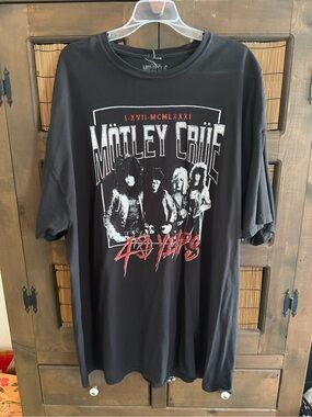 Mötley Crüe 40 Year Anniversary- Black Graphic Tee